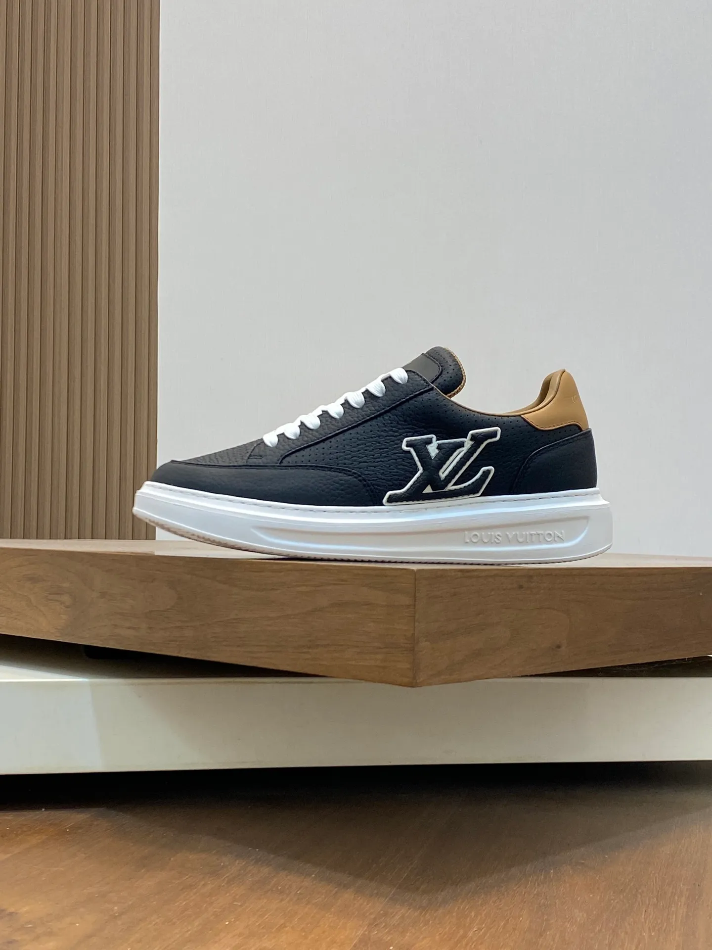 Factory Price: 400💰LV🔍Top Purchasing Agency🇮🇹 Lu Street Boy’s popular sports shoes counter synchronized, uppers imported from Italy cowhide fabric, high-quality complex splicing crafts, imported water-dyed cowhide lining cowhide feet Sole: Original sole provided by the original factory, T men's men's shoes 💰U exclusive movable molded sole, super comfortable, original factory follow-up goods, 🔍🔍high quality, can be entered and exited the counter at will, welcome to compare, code number 39-44 (order 38 45)